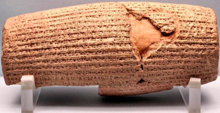 Kyros ließ seine Erlasse über Menschenrechte auf akkadisch in einen gebrannten Tonzylinder eingravieren.